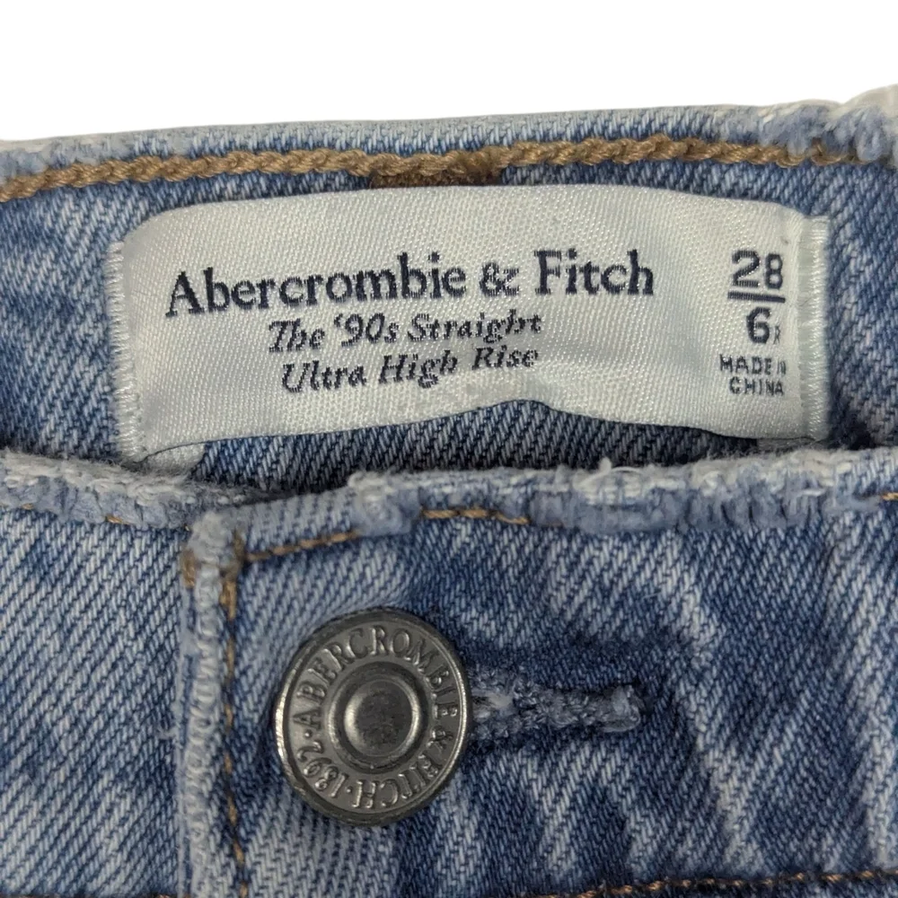 Abercrombie & Fitch Jeans Size 28/6 90s Straight Leg Ultra High Rise Distressed